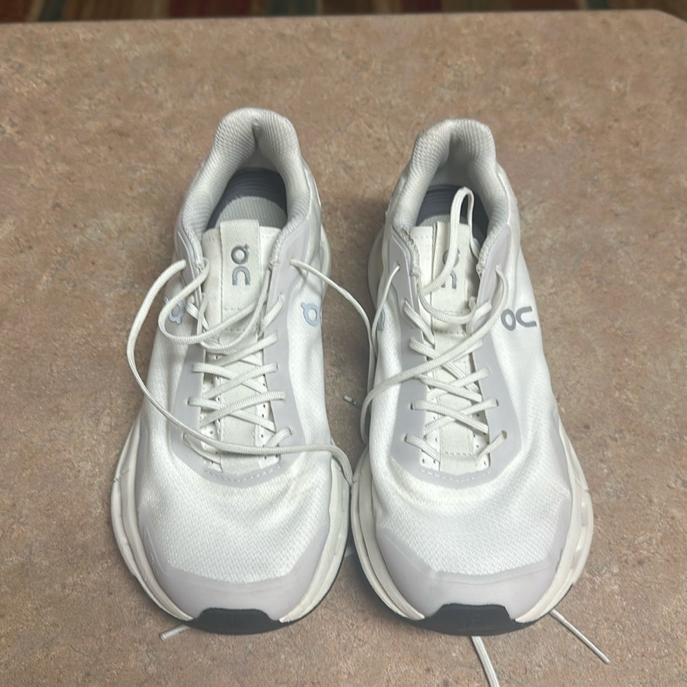 On cloud size 7.5 gently worn cloud nova form